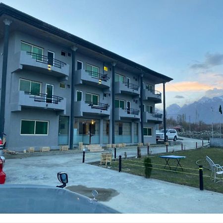 Eat And Read Hotel Скарду Экстерьер фото