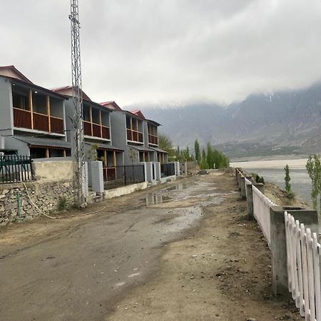 Eat And Read Hotel Скарду Экстерьер фото