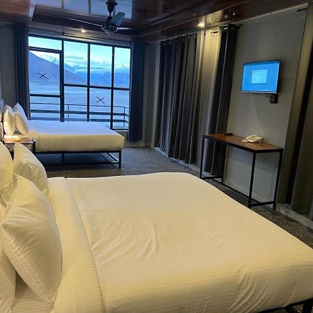 Eat And Read Hotel Скарду Экстерьер фото