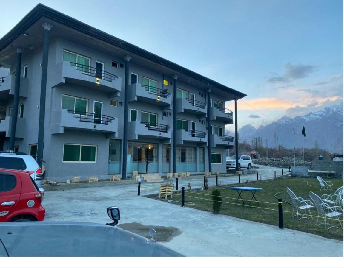 Eat And Read Hotel Скарду Экстерьер фото