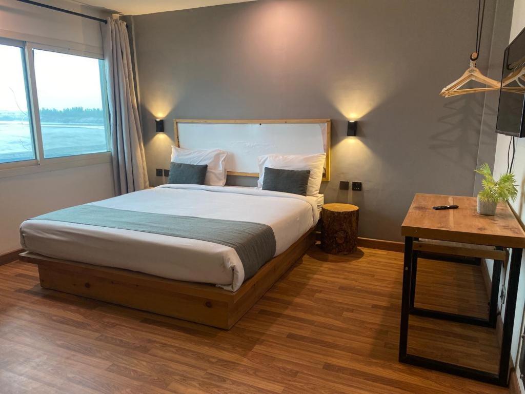 Eat And Read Hotel Скарду Экстерьер фото