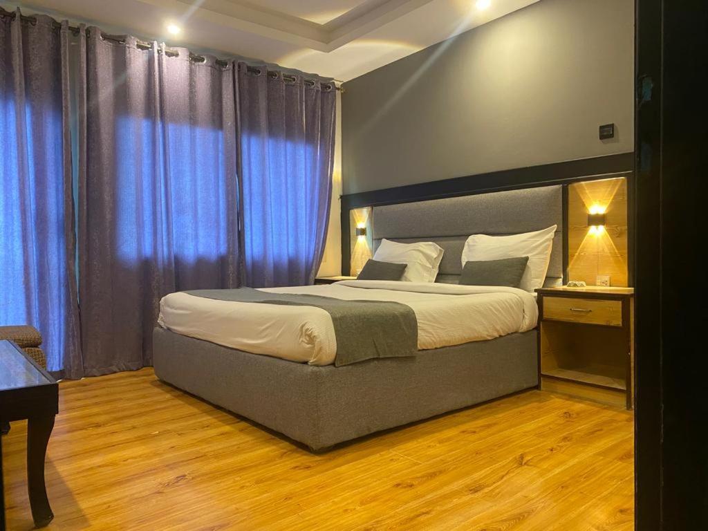 Eat And Read Hotel Скарду Экстерьер фото