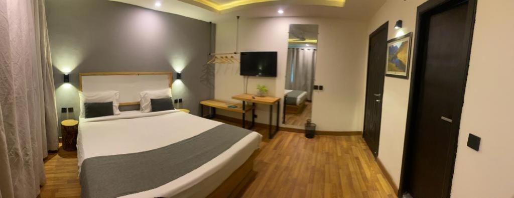 Eat And Read Hotel Скарду Экстерьер фото
