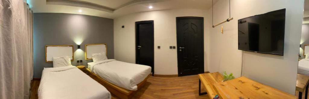 Eat And Read Hotel Скарду Экстерьер фото