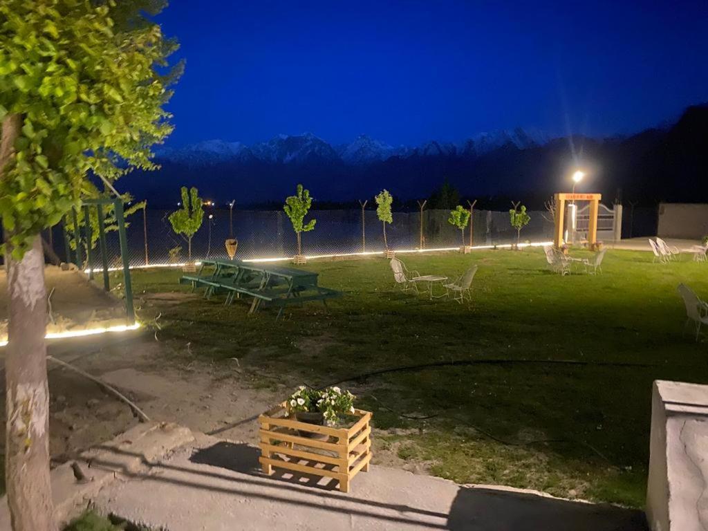 Eat And Read Hotel Скарду Экстерьер фото