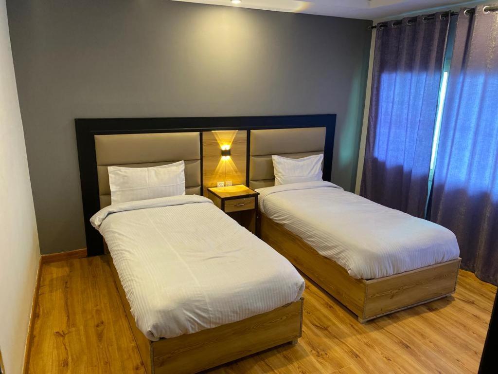 Eat And Read Hotel Скарду Экстерьер фото
