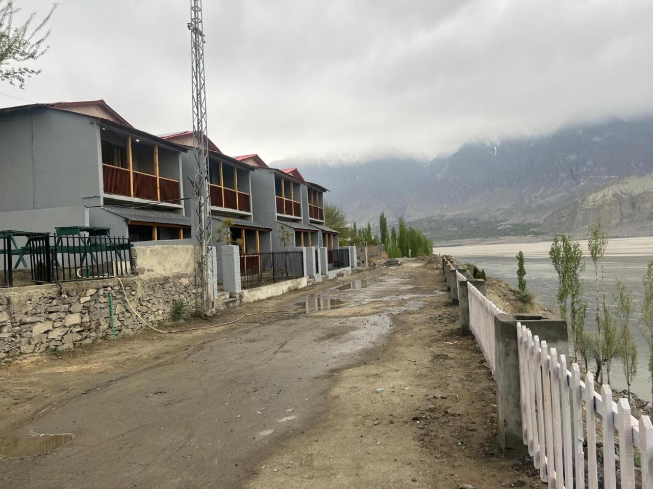 Eat And Read Hotel Скарду Экстерьер фото