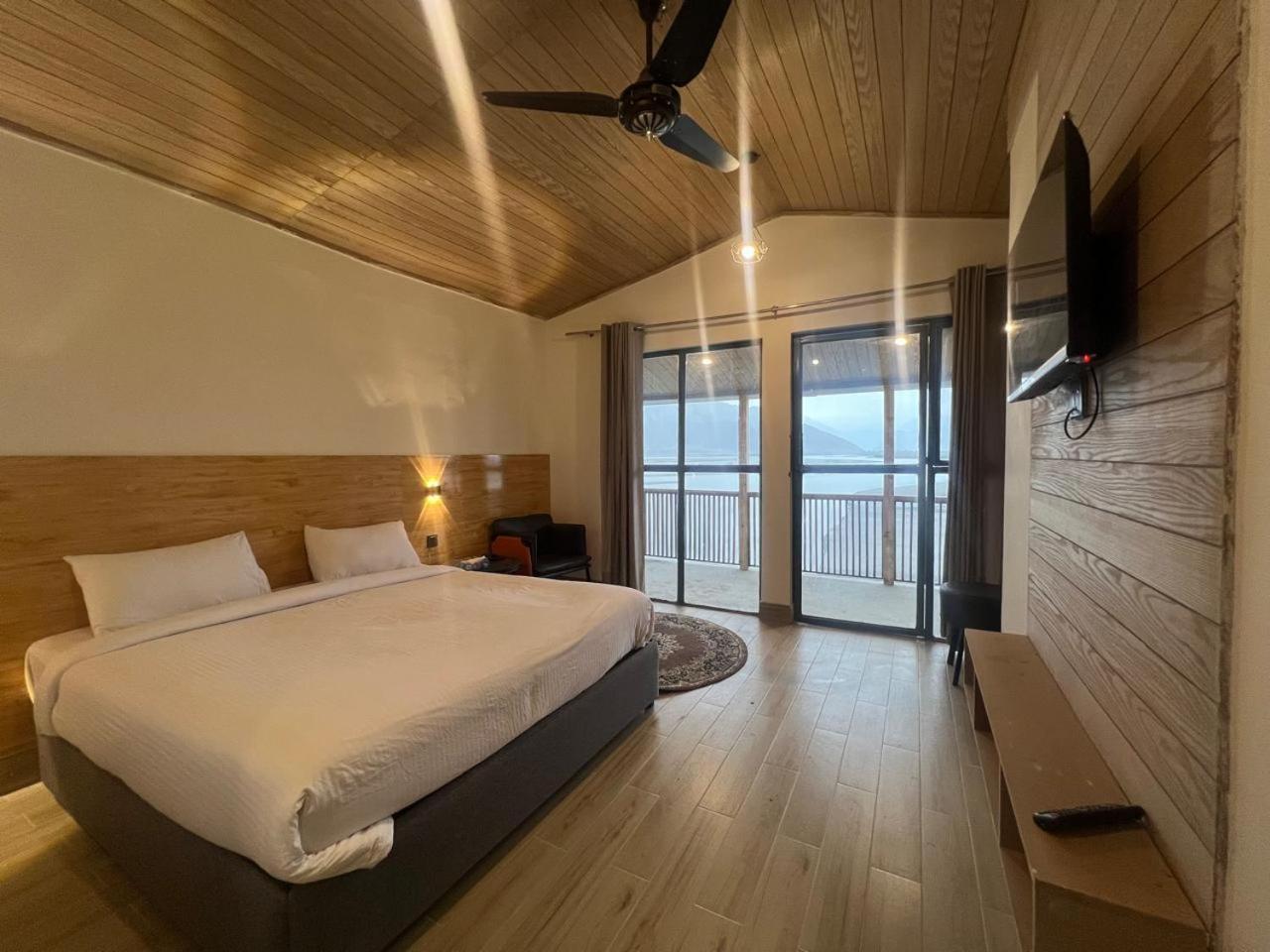 Eat And Read Hotel Скарду Экстерьер фото