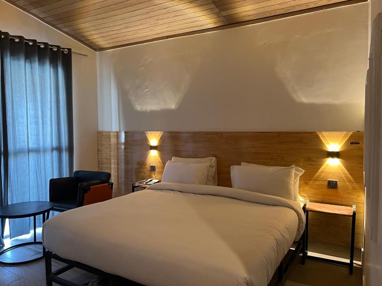 Eat And Read Hotel Скарду Экстерьер фото