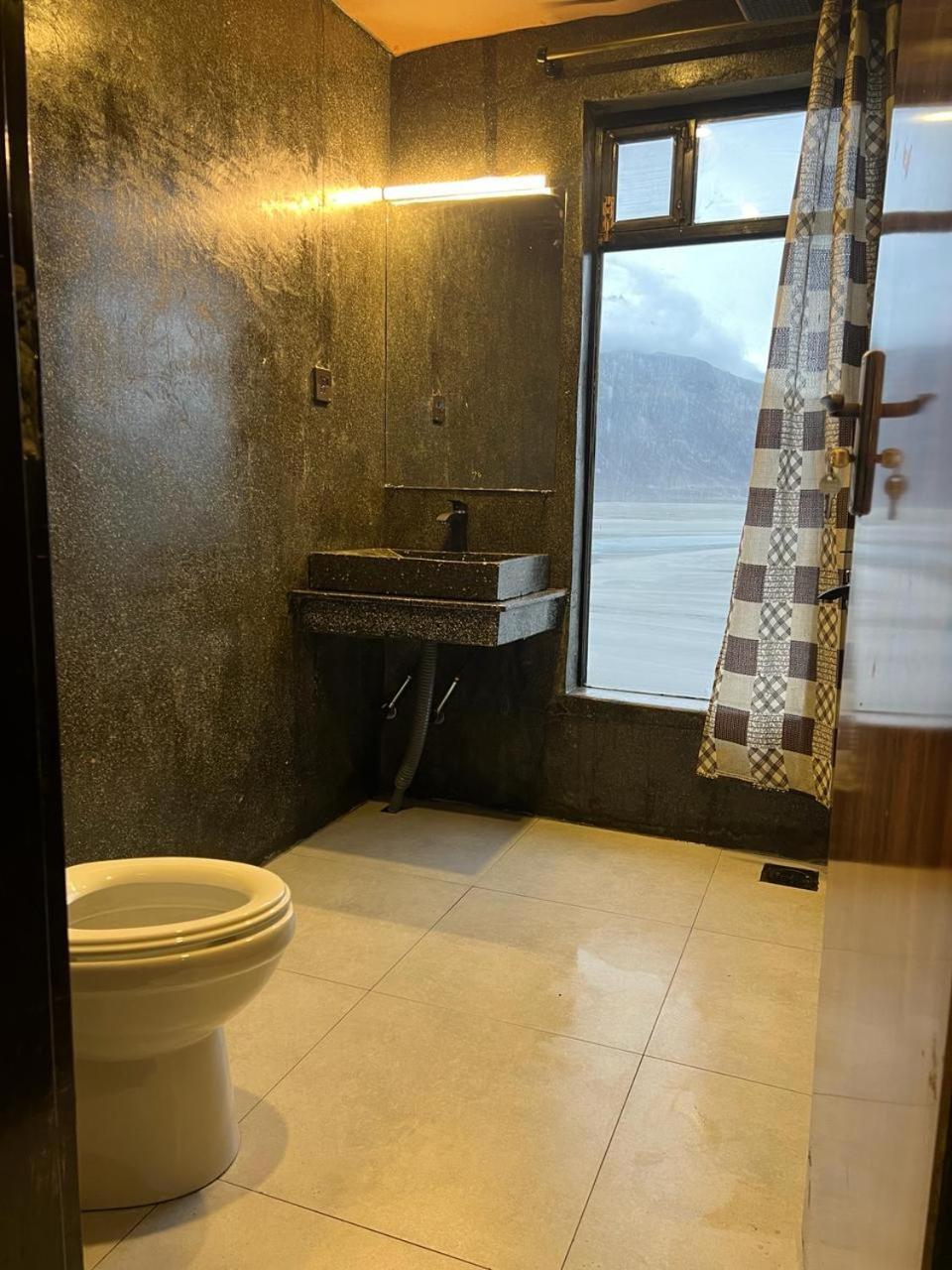 Eat And Read Hotel Скарду Номер фото