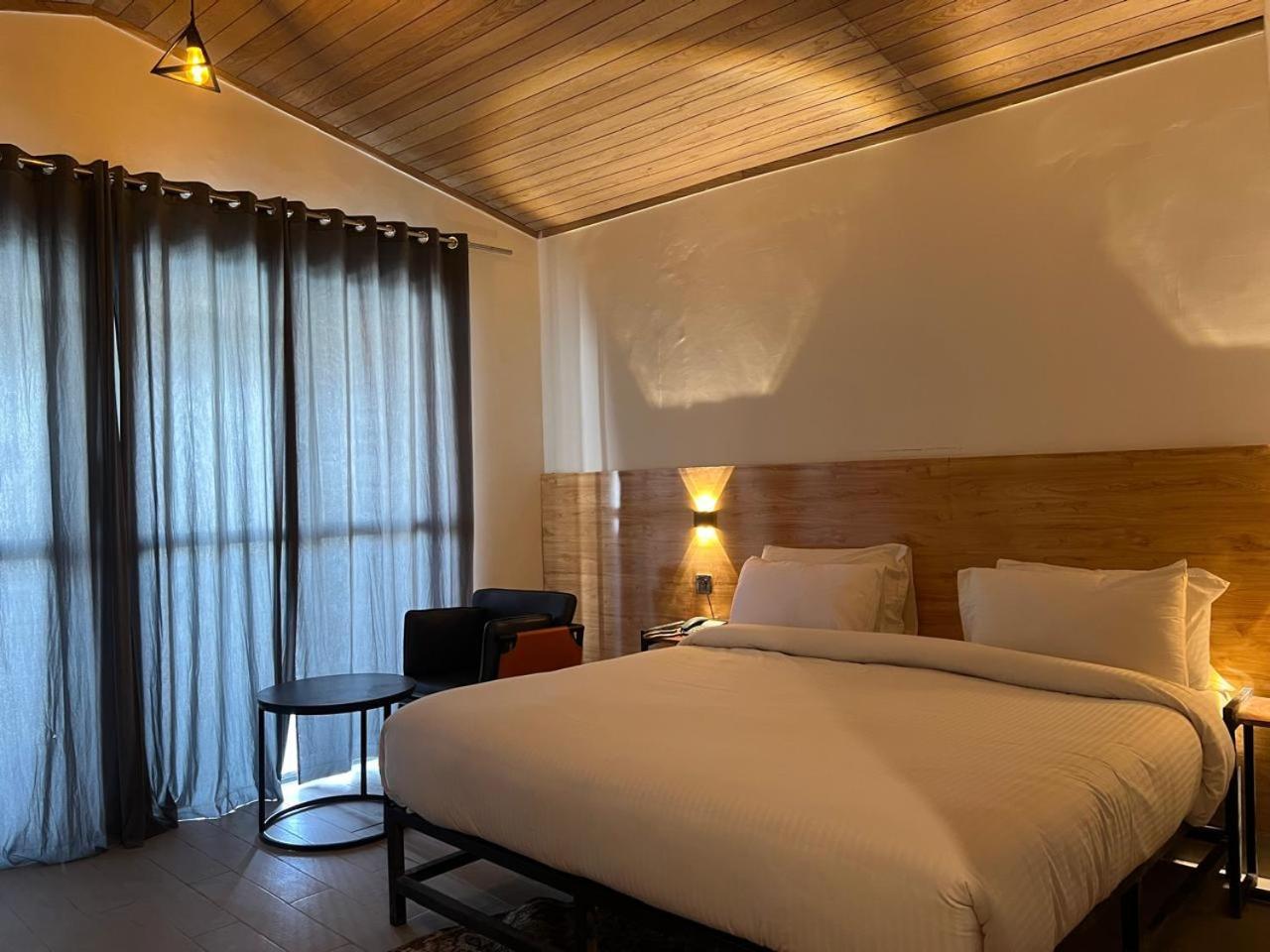 Eat And Read Hotel Скарду Экстерьер фото