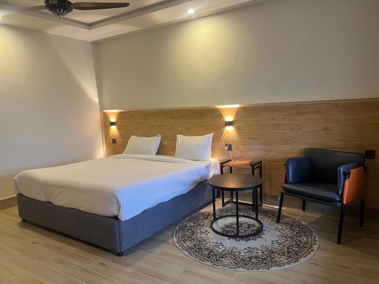 Eat And Read Hotel Скарду Номер фото
