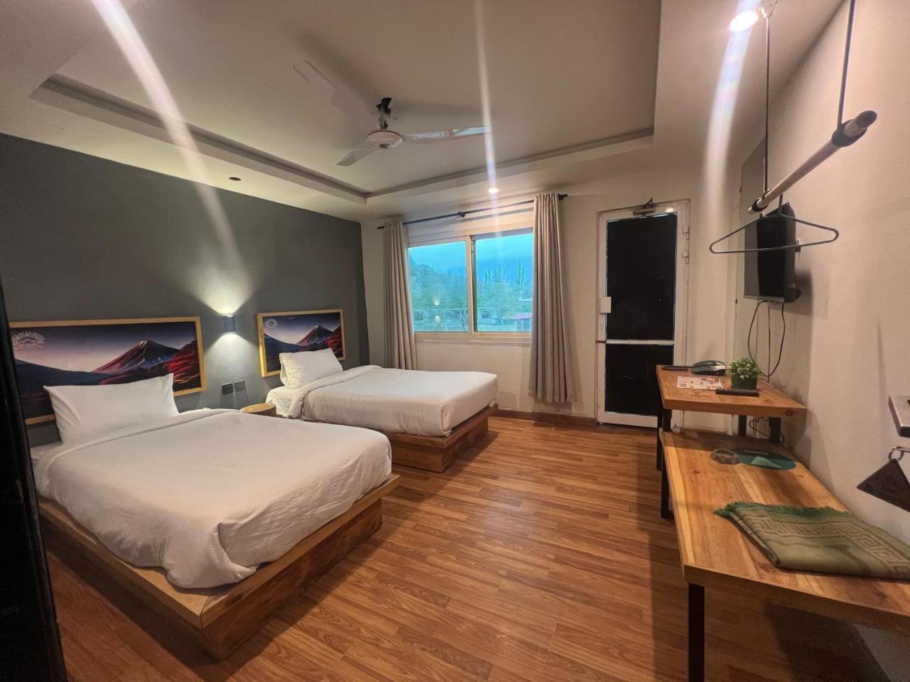Eat And Read Hotel Скарду Экстерьер фото